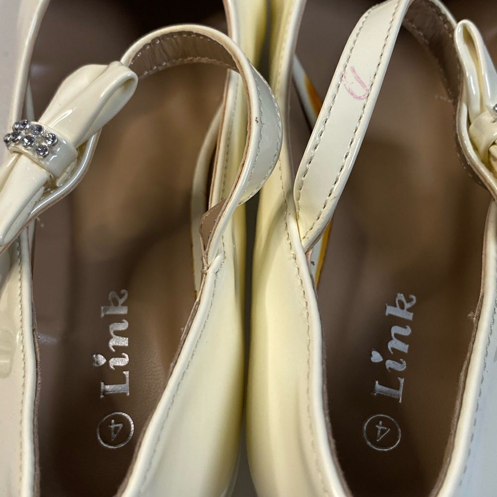 NIB Link Girls Ivory Patent Leather Mary Jane Buckle Shoes with Bow - Size 4 - Picture 7 of 12